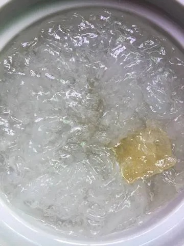 燕窝雪燕炖煮后颜色变化解析及影响因素探究