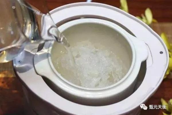 隔水炖燕窝加水比例及炖煮方法全解析：适宜水量与水温选择