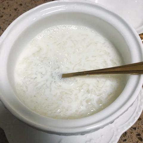 燕窝什么时候兑牛奶更好喝：炖煮加牛奶时机与食用建议