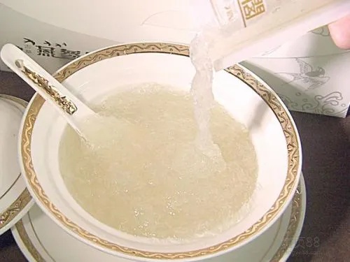 '便捷滋养：即食燕窝蜂蜜糖水'