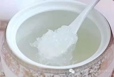 月子中炖燕窝可以放什么食材：煲汤搭配与炖制方法