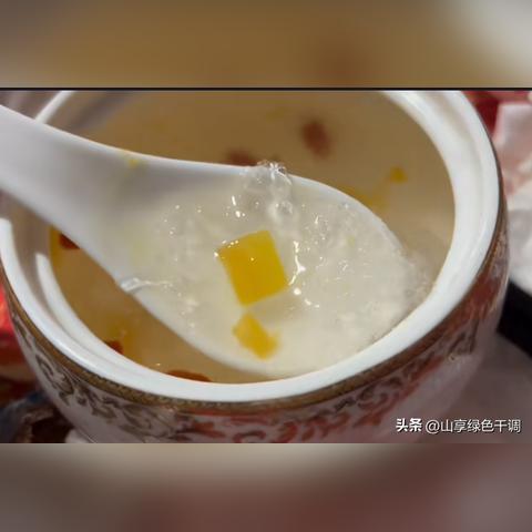 燕窝是由什么材料组成及其原材料的成分构成分析