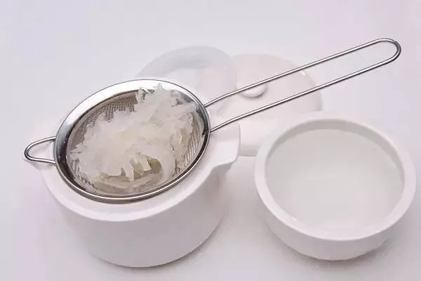 冻干燕窝的全方位食用指南：保存、泡发、烹饪与搭配技巧