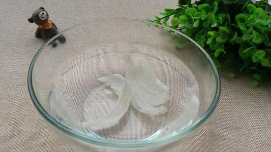 燕窝泡发与炖煮：热水还是冷水？全方位解析燕窝的正确处理方法