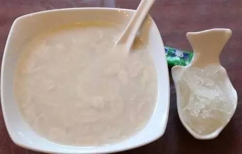 燕窝里的牛奶什么时候放好：适宜时机与饮用建议