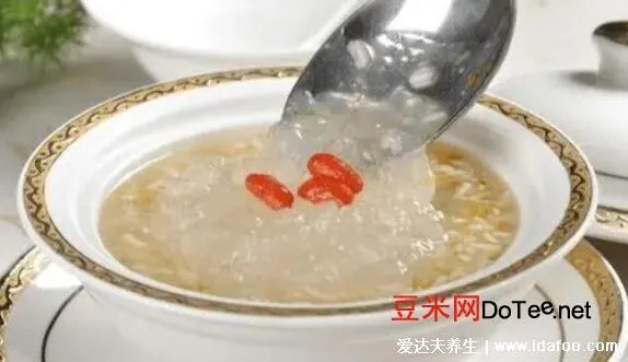 晨起或睡前：揭秘银耳燕窝的更佳饮用时段