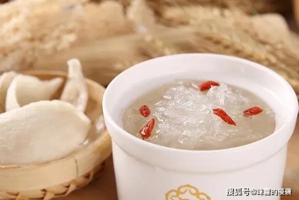 '燕窝炖煮必备：揭秘添加哪些食材以提升风味'