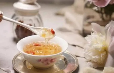 喝燕窝对孕妇有什么用处和功效：孕期食用燕窝的好处与作用