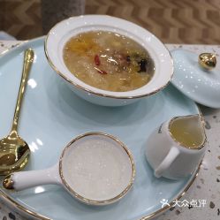 燕窝小玻璃碗创意美食：美味甜品与精致佳肴的制作