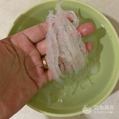 燕窝炖煮：探讨使用纯净水还是矿泉水炖制更佳效果