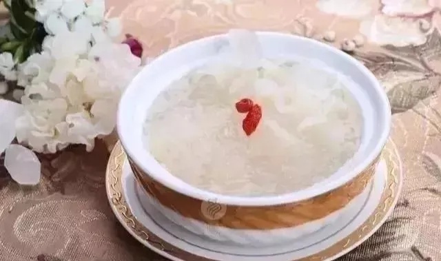 燕窝风味糖水食谱：揭秘其主要食材与制作奥秘