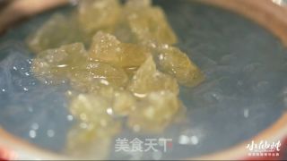 '燕窝炖煮过程中何时添加焦糖色更美味'