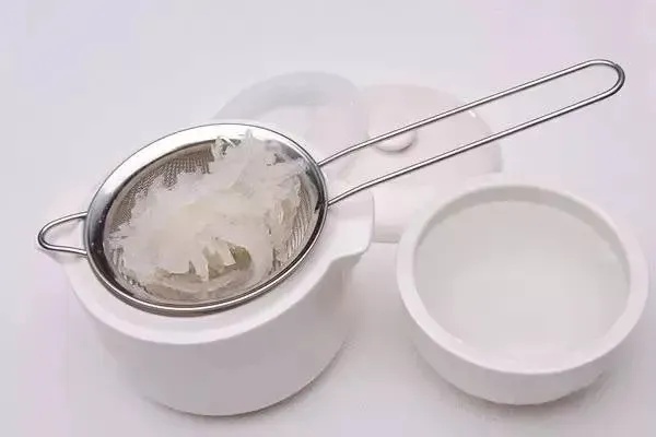 玻璃罐燕窝食用指南：开盖、保存、搭配与营养吸收全解析