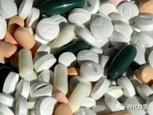 燕窝里黑色是什么东西啊能吃吗，燕窝内黑色物质食用安全性探究