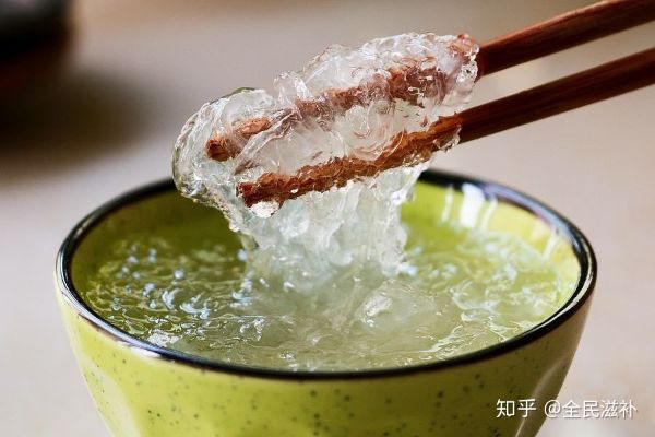 燕窝与雪燕：深度解析两者的营养成分与滋补功效