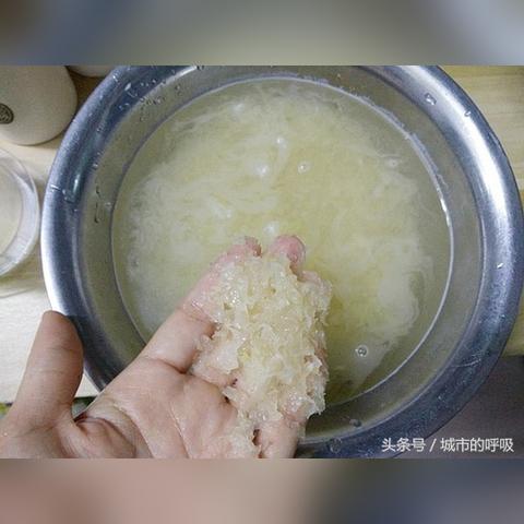 炖煮燕窝的更佳加水时机：提升口感与营养的秘诀