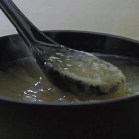 燕窝是银耳的味道吗：它与银耳味道相似吗？如何食用？燕窝究竟是不是银耳？