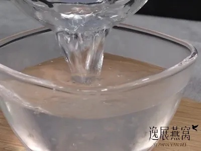 燕窝溶解成水是什么原因导致的？探究其成因与诱因。