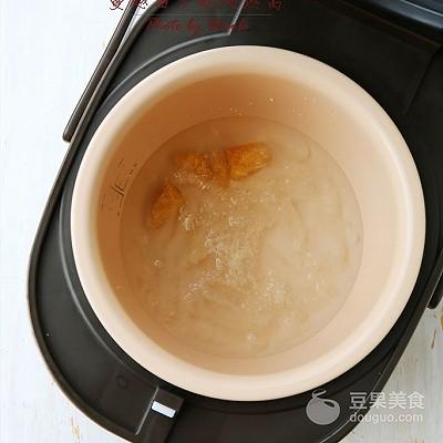 燕窝炖好什么时候冲牛奶好：更佳时间与食用建议