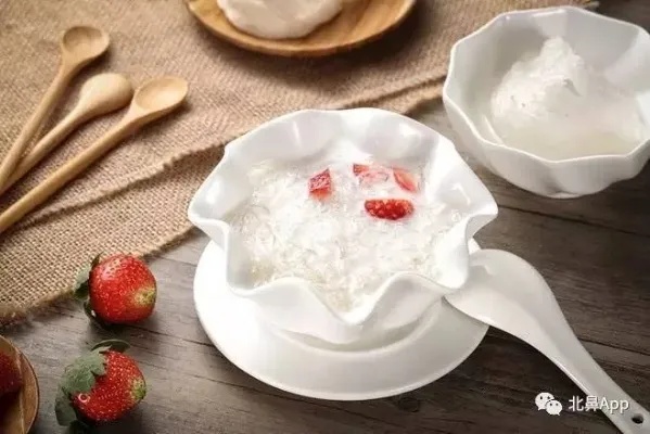 燕窝要什么时候才放水果：加水果的更佳时机与配料放置指南