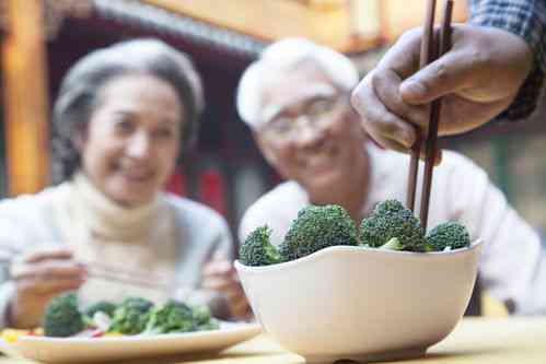 老年人如何选择与食用燕窝的全面指南：适合的营养搭配与食用方法