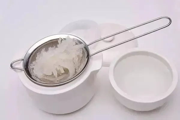 燕窝泡发后炖煮比例指南：如何调整水量炖出美味燕窝