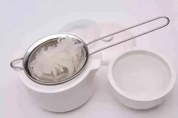 '燕窝泡发完毕，每日适宜食用量指南'