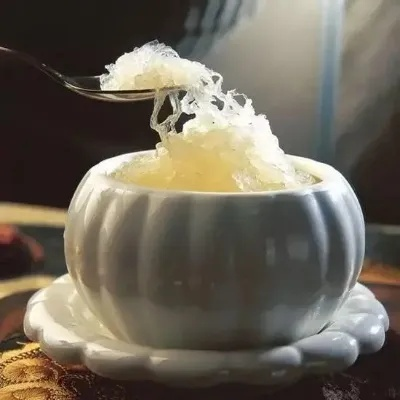 '宫廷秘制：精选燕窝炖煮，碗燕珍馐美馔'