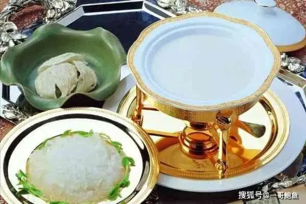 '宫廷秘制：精选燕窝炖煮，碗燕珍馐美馔'